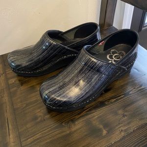 Sanita professional clogs size 38 (7- 7.5)